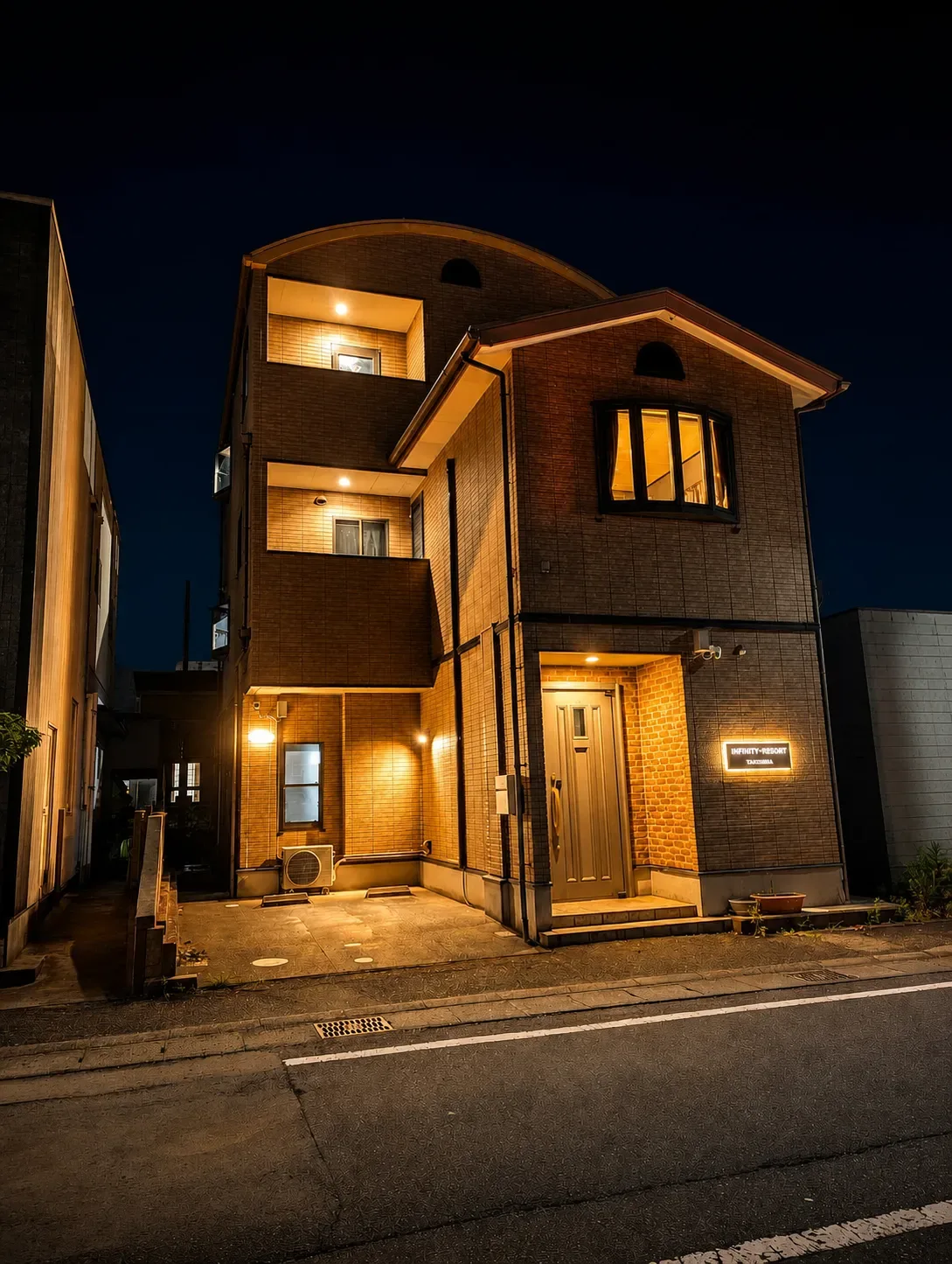 当館の夜の外観。正面がパーティールーム入口